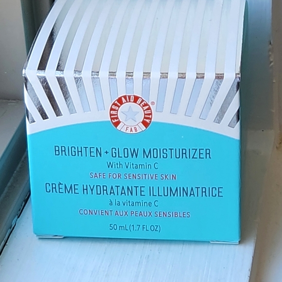 NIB FIRST AID BEAUTY BRIGHTEN + GLOW MOISTURIZER - Picture 11 of 15